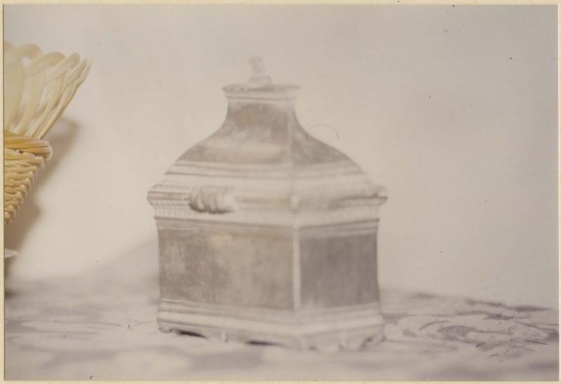 ampoule aux saintes huiles (chrémeau), vue générale - © Ministère de la Culture (France), Médiathèque du patrimoine et de la photographie, diffusion RMN-GP