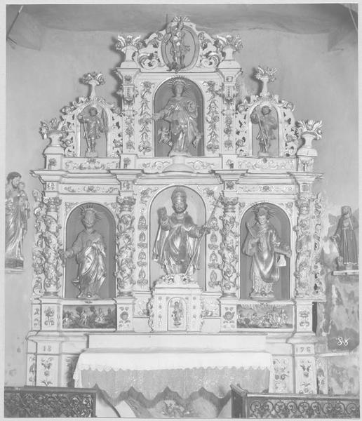 retable du rosaire, tabernacle, statues du maître-autel : Saint Michel (en médaillon), Saint Gaudérique et Saint Isidore flanquent la Vierge de l'Assomption, Saint Pierre et saint Etienne flanquent le Christ en pape (?), vue générale - © Ministère de la Culture (France), Médiathèque du patrimoine et de la photographie, diffusion RMN-GP