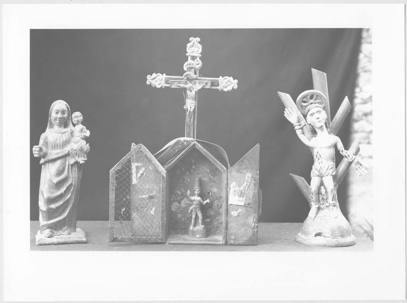 boîte (boîte d'ermite) dite Capelleta,  statuettes : Vierge à l'enfant,  saint Sébastien, Crucifix, vue générale - © Ministère de la Culture (France), Médiathèque du patrimoine et de la photographie, diffusion RMN-GP