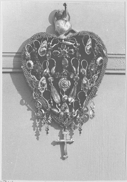 bijoux de la Vierge et de l'Enfant Jésus (146 pièces), présentés sur coussin, petit coeur de l'enfant Jésus, 29 pièces, vue générale - © Ministère de la Culture (France), Médiathèque du patrimoine et de la photographie, diffusion RMN-GP