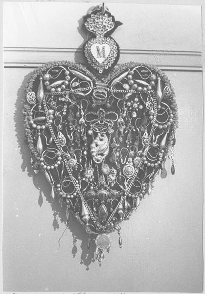 bijoux de la Vierge et de l'Enfant Jésus (146 pièces), présentés sur coussin, grand coeur de la Vierge, 117 pièces, vue générale - © Ministère de la Culture (France), Médiathèque du patrimoine et de la photographie, diffusion RMN-GP