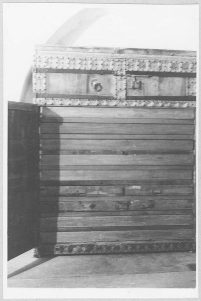 armoire (vestiaire mozarabe), tiroirs neufs, vue partielle