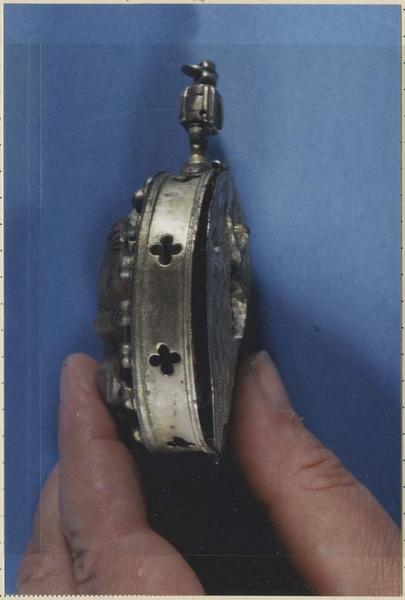 encolpion (reliquaire-pendentif), profil, vue générale - © Ministère de la Culture (France), Médiathèque du patrimoine et de la photographie, diffusion RMN-GP