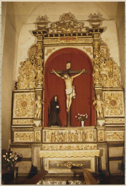 retable du Christ, 4 statues : Christ en croix, Vierge au pied de la croix, Anges avec les instruments de la Passion, autel, prédelle, vue générale - © Ministère de la Culture (France), Médiathèque du patrimoine et de la photographie, diffusion RMN-GP