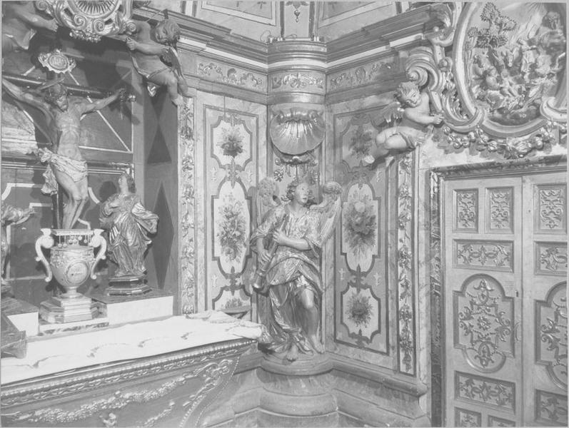 décor intérieur du camaril : lambris de revêtement, statues : christ crucifié, anges musiciens, angelots ailés, Marie-Madeleine et Saint Jean, bas-relief : repos pendant la fuite en Egypte, vue partielle