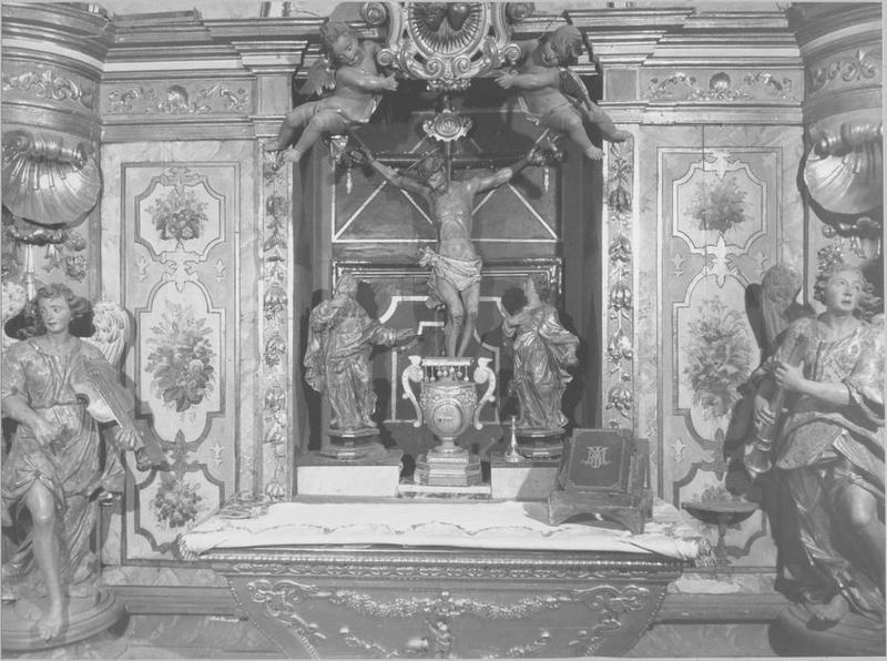 décor intérieur du camaril : lambris de revêtement, statues : christ crucifié, anges musiciens, angelots ailés, Marie-Madeleine et Saint Jean, vue partielle