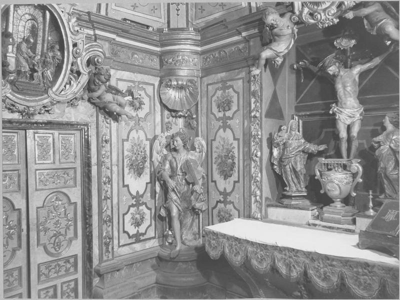 décor intérieur du camaril : lambris de revêtement, statues : christ crucifié, ange musicien au violon, angelots ailés, Marie-Madeleine et Saint Jean, bas-relief : présentation de la Vierge au temple, vue partielle