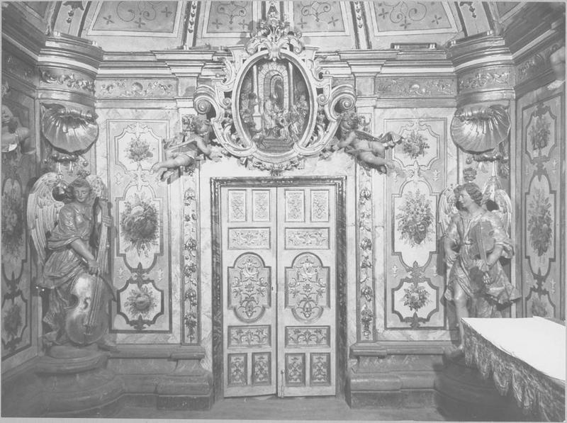 décor intérieur du camaril : lambris de revêtement, statues : anges musiciens, angelots ailés, bas-relief : présentation de la Vierge au temple, vue partielle