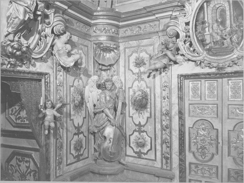 décor intérieur du camaril : lambris de revêtement, statues : ange musicien, angelots ailés, bas-relief : présentation de la Vierge au temple, vue partielle