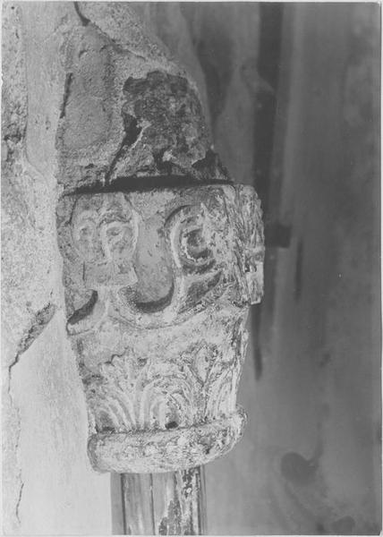 chapiteau style roman, vue générale