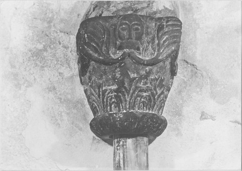 chapiteau style roman, vue générale