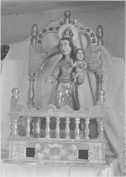 statuette dans sa chaire de procession, art populaire : Vierge à l'Enfant, vue générale