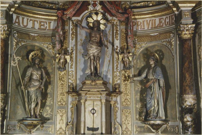 statue : Christ ressuscité au centre, Saint Jean Baptiste à gauche et Saint Jean l'évangéliste à droite, vue générale