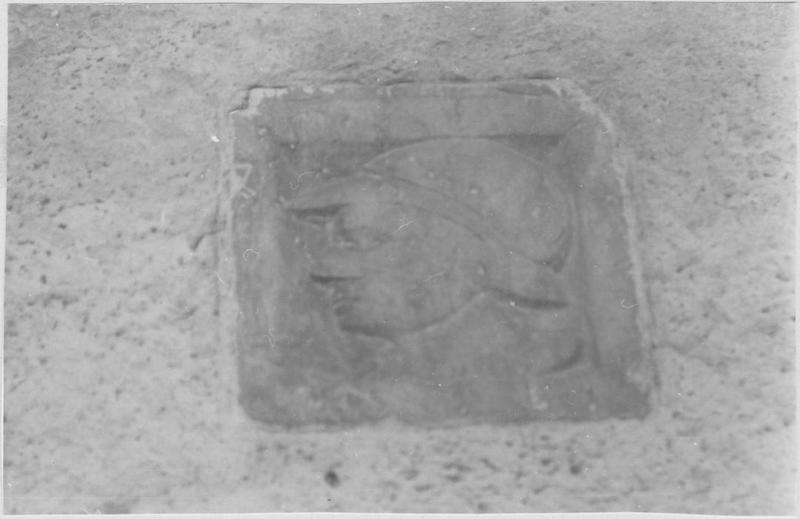 bas-relief : tête de profil, vue générale