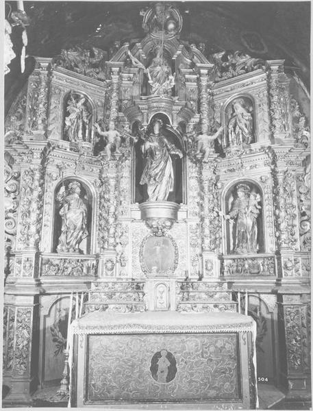 Retable du maître-autel dédié à saint Etienne, gradins d'autel, tabernacle, devant d'autel, tableau, statues, vue générale