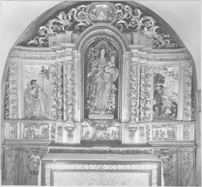 retable de la Vierge, gradin d'autel, statue : Vierge à l'Enfant, devant d'autel, vue générale - © Ministère de la Culture (France), Médiathèque du patrimoine et de la photographie, diffusion RMN-GP