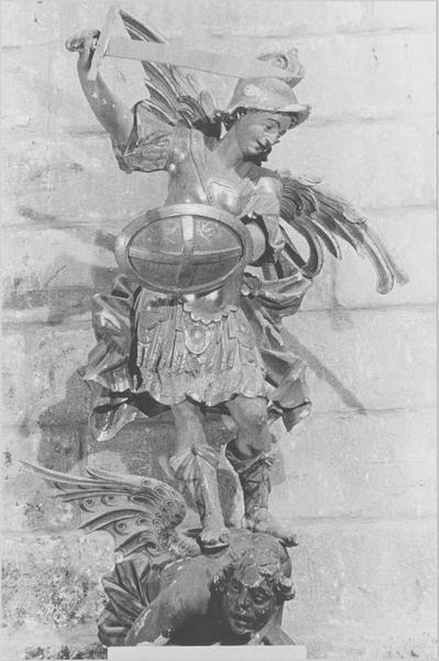 groupe sculpté : saint Michel terrassant le démon, vue générale - © Ministère de la Culture (France), Médiathèque du patrimoine et de la photographie, diffusion RMN-GP