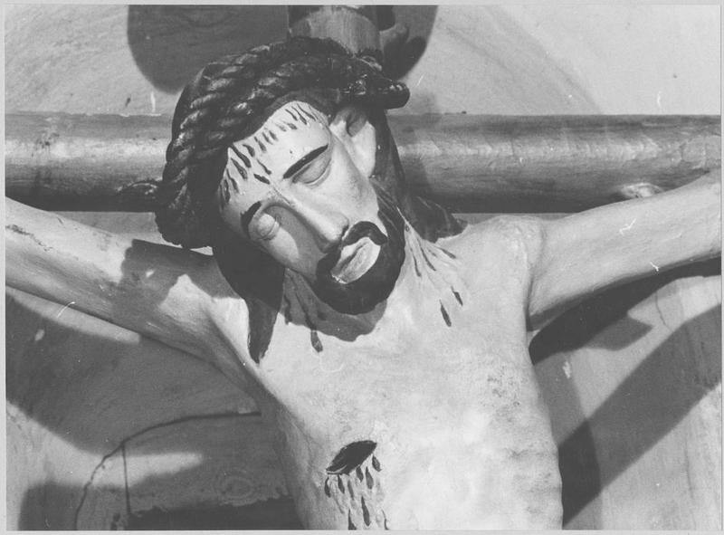 statue : Christ en croix, détail
