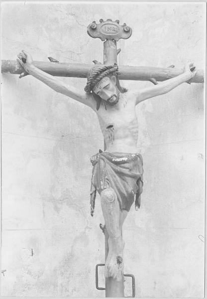 statue : Christ en croix, vue générale