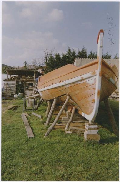 bateau de pêche (sardinale) : barque catalane à voile latine dite Notre-Dame-de-Consolation, vue générale de proue