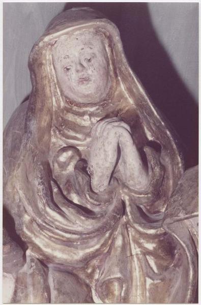groupe sculpté : Descente de Croix, sainte femme, détail