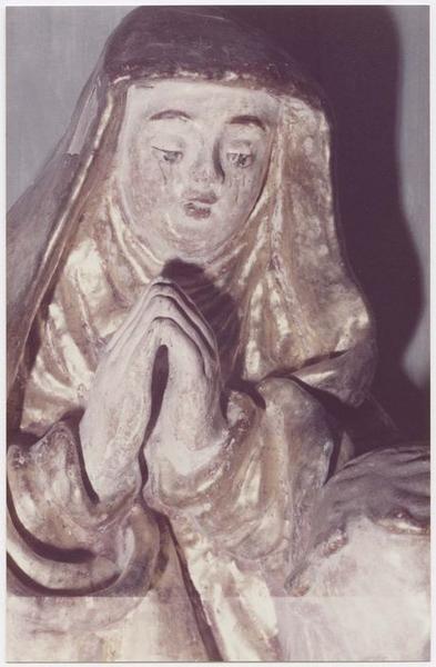 groupe sculpté : Descente de Croix, sainte femme, détail