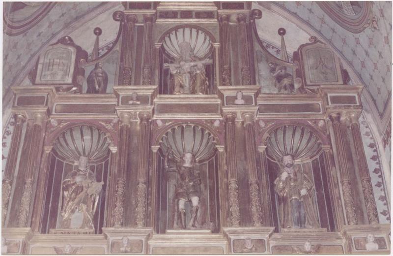 retable, statues du maître-autel : saints Flamidien, Nazaire et Michel, Dieu le père et le Christ crucifié, vue partielle
