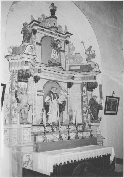 retable de saint Hyacinthe, gradins d'autel, statues : saint Hyacinthe tenant la statue de la Vierge et le ciboire, saint moine évêque (un), saint Sébastien, saint Michel, saint Martin, saint Antoine-de-Padoue, saint, vue générale