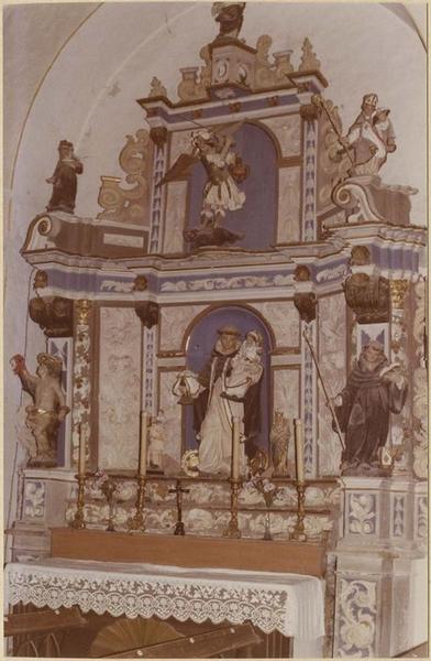 retable de saint Hyacinthe, gradins d'autel, statues : saint Hyacinthe tenant la statue de la Vierge et le ciboire, saint moine évêque (un), saint Sébastien, saint Michel, saint Martin, saint Antoine-de-Padoue, saint, vue générale