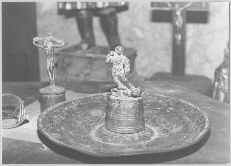 plat de quête, statue, groupe sculpté (statuette) : saint Michel et le dragon, vue générale