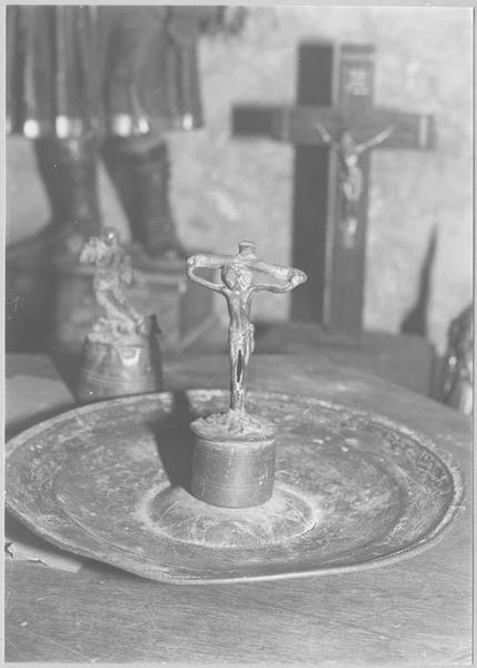 plat de quête, statue, groupe sculpté (statuette) : Christ en croix, vue générale