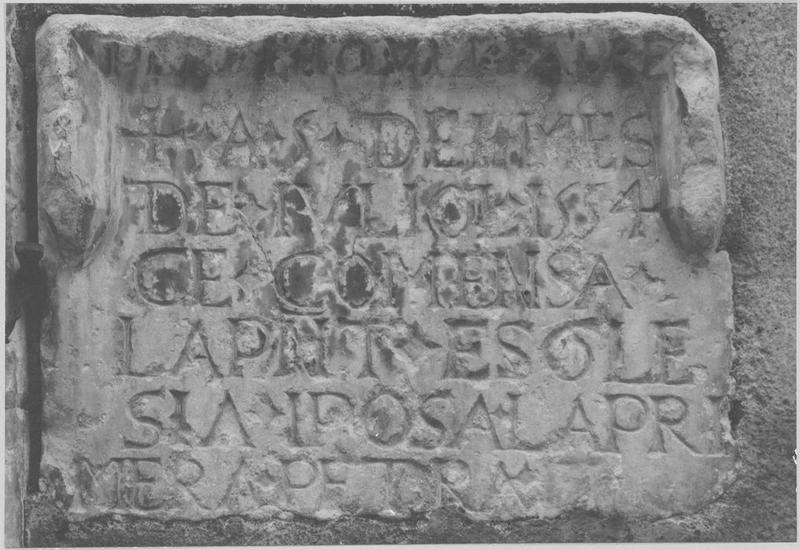 plaque commémorative de la pose de la première pierre, vue générale