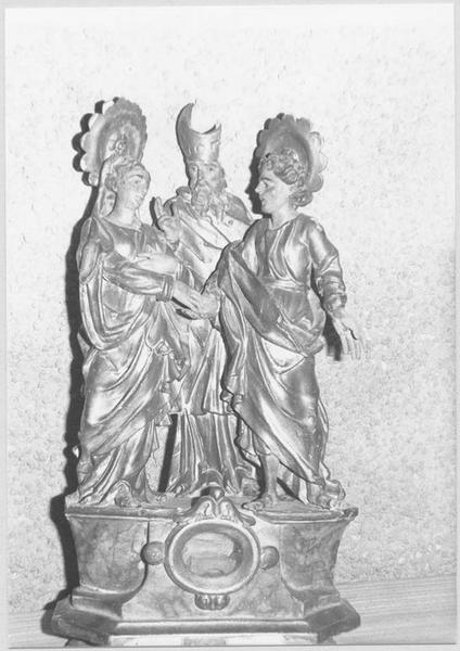 groupe sculpté, reliquaire : un prélat bénissant le mariage de saint Julien et de sainte Baselisse, vue générale