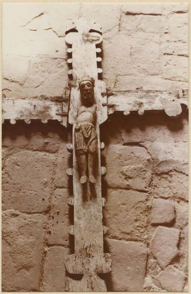 statue : Christ en croix, vue générale