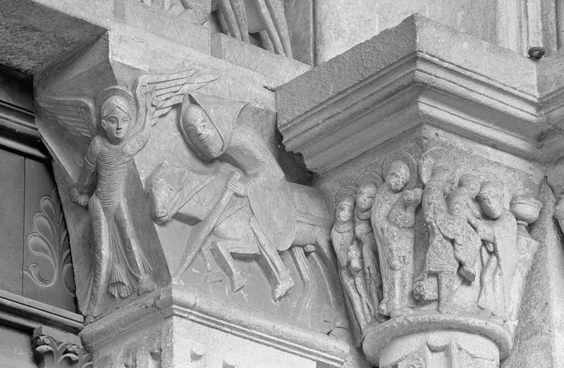 Portail central de la façade ouest, piédroits à droite : chapiteaux représentant le prophète Balaam sur son ânesse et la Présentation au Temple