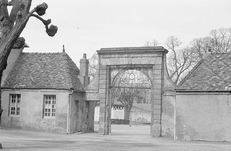 Porte Laferrière sur cour d'Austerlitz