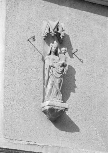 Statue adossée à la façade sur rue - © Ministère de la Culture (France), Médiathèque du patrimoine et de la photographie, diffusion GrandPalaisRmn Photo