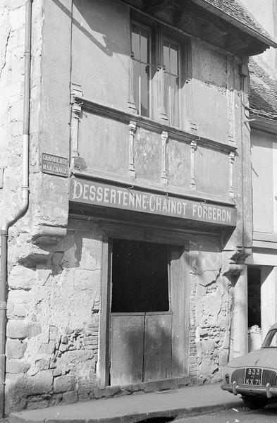 Façade sur rue avec enseigne 'Dessertenne Chainot forgeron'