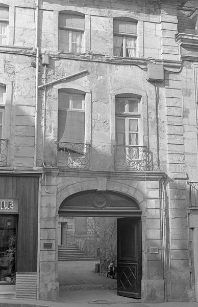 Façade et portail sur rue