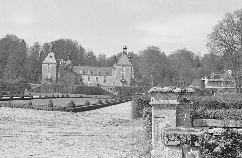 Corps de logis, ensemble sud-est depuis le jardin avec parterres