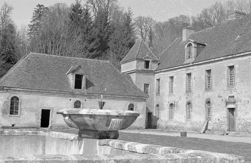 Communs, angle nord-est sur cour