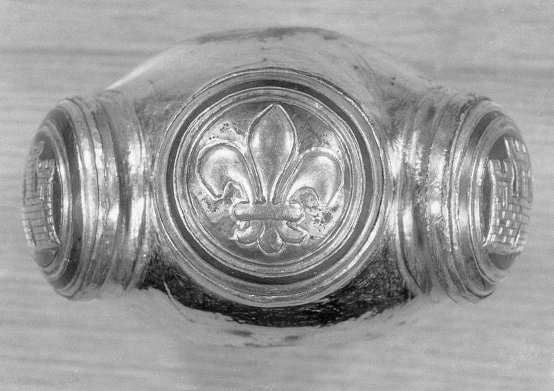 Châsse de saint Potentien : troisième pomme d'amortissement, facette ornée d'une fleur de lys