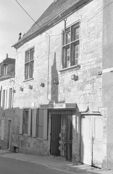 Façade sur rue avec enseigne de la boucherie-charcuterie 'G. Ferrand', vue en perspective