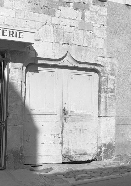 Porte à double vantail surmontée d'une accolade sur rue