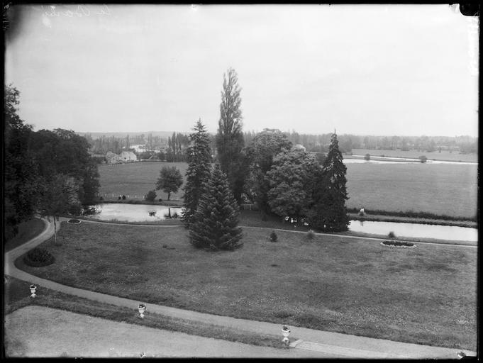 Vue éloignée sur le parc, rivière