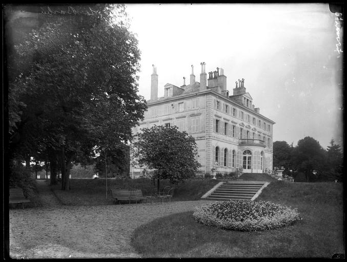 Façade principale, escalier d'honneur côté parc