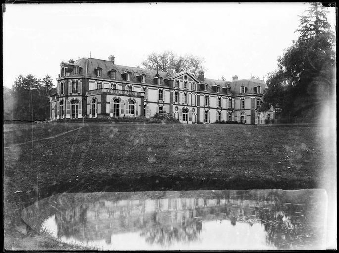 Façade sur parc, étang