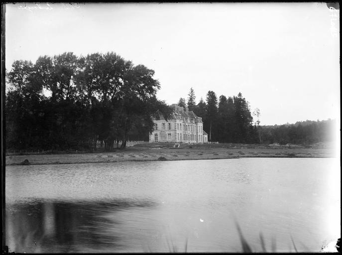 Vue éloignée sur le château et le parc, rivière au premier plan