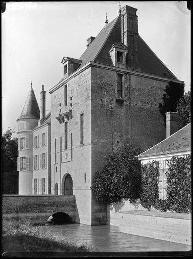 Façade sur douves vue en perspective