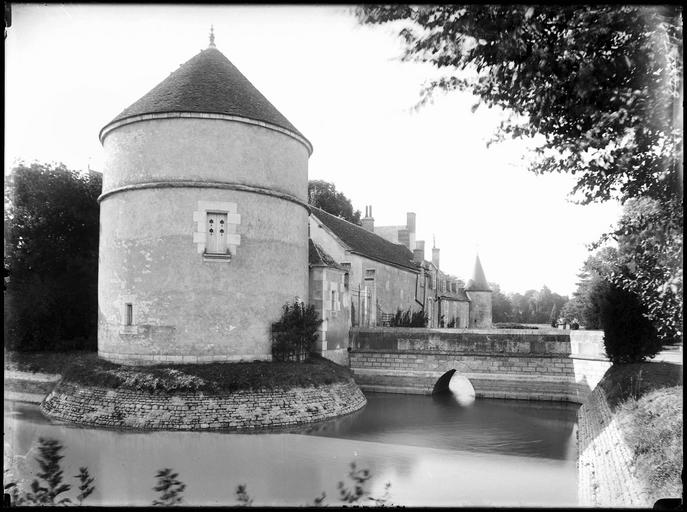 Façade sur douves vue en perspective, tour d'angle